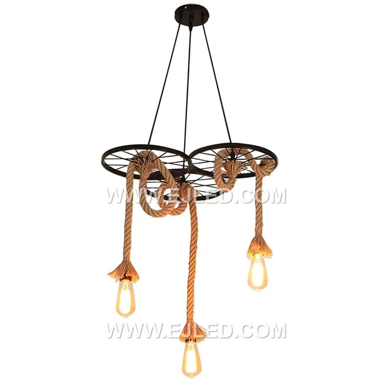 Esta lámpara colgante de hierro de dos luces, modelo RP0009, presenta una barra lineal negra de la que cuelgan dos casquillos E27 expuestos a diferentes alturas, acentuada con cuerda de cáñamo decorativa.
