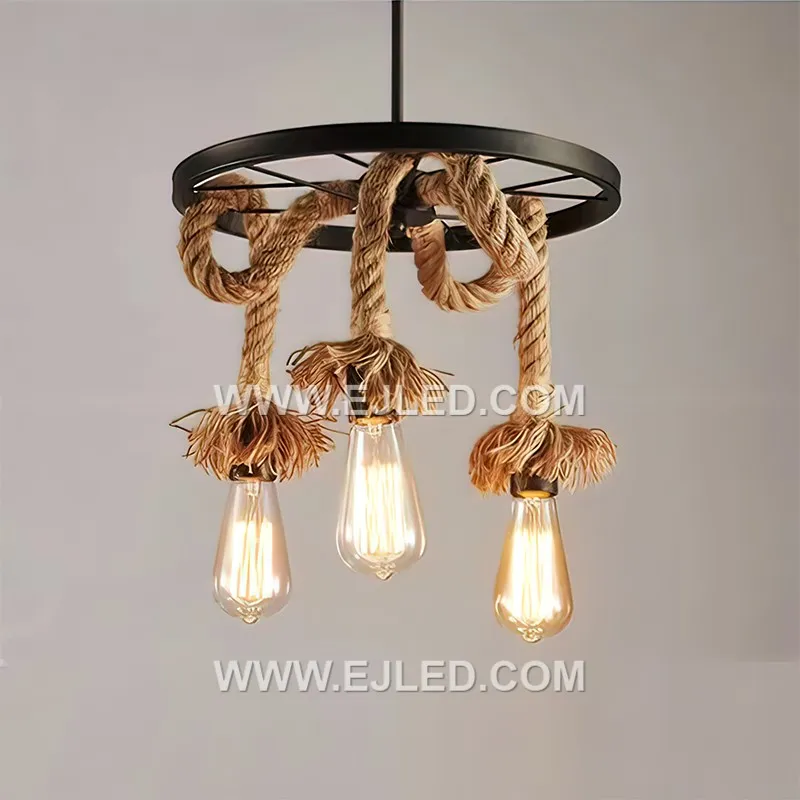 La lámpara colgante RP0012 presenta una única lámpara expuesta rodeada por una gran pantalla plana en forma de 'rueda' construida completamente con cuerda de cáñamo retorcida artísticamente. Este diseño ofrece una iluminación omnidireccional sin obstáculos.