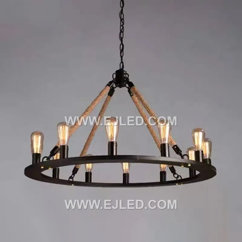 Construida con un marco de hierro completamente tejido con cuerda de cáñamo, la lámpara colgante RP0013 es un cerramiento en forma de campana para una única bombilla E27 expuesta. Esto crea un efecto de luz texturizado y difuso.