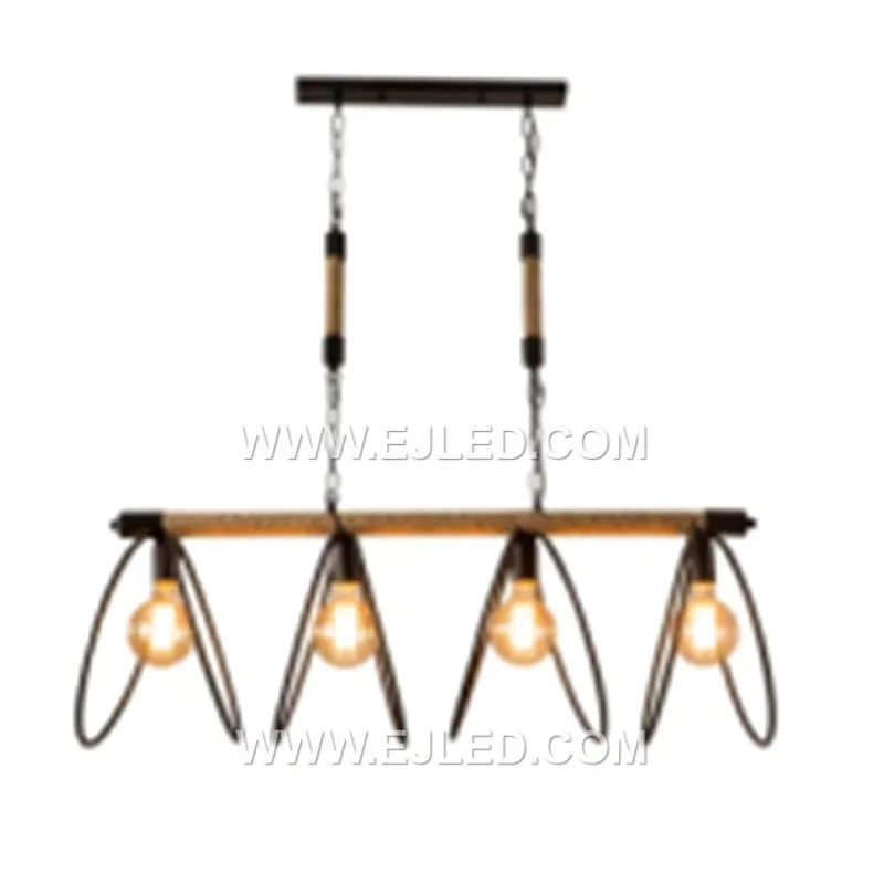 La lámpara colgante RP0026 presenta una distintiva jaula de hierro negro, elaborada con tiras planas soldadas que forman una rejilla cuadrada abierta alrededor de una única lámpara. Un elemento de cuerda de cáñamo natural está tejido alrededor del cable de suspensión superior.