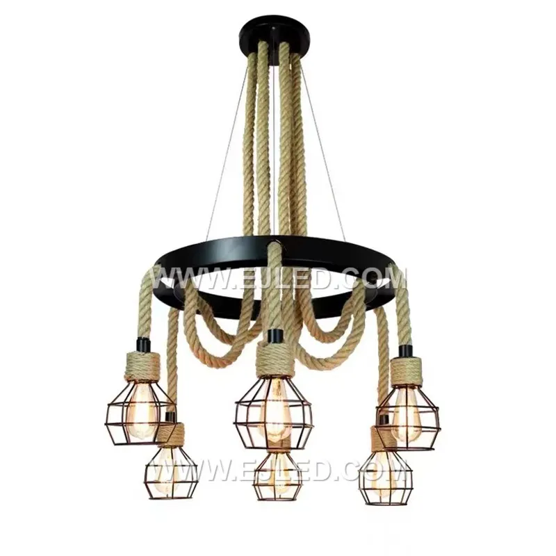 La lámpara colgante RP0032 combina un anillo exterior de madera natural con una jaula interior de metal negro, creando un llamativo contraste de materiales alrededor de una única lámpara expuesta.