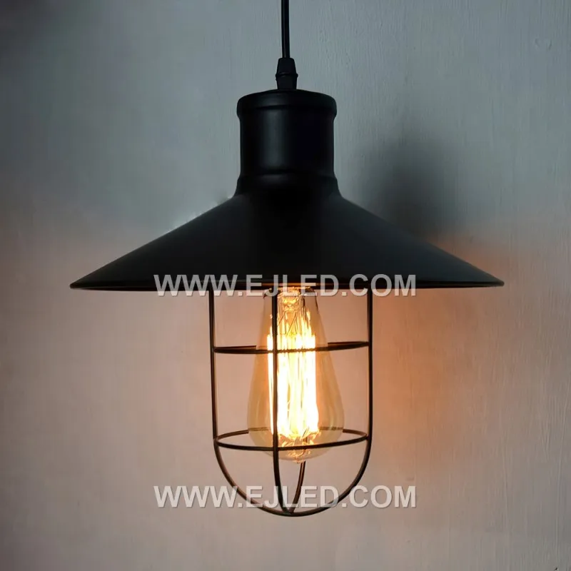 Esta lámpara colgante de estilo industrial presenta una pantalla de cuenco de hierro, con una jaula de alambre interna que protege la lámpara. Su diseño robusto proporciona luz enfocada hacia abajo, adecuada para diversos entornos comerciales u hoteleros.