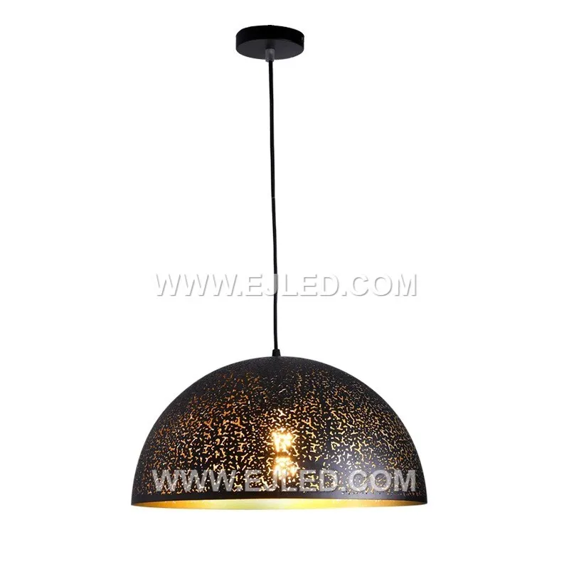 Fabricada en hierro duradero, la MK0046 es una lámpara colgante de cúpula con acabado oscuro. Su distintiva pantalla perforada crea un efecto de "cielo estrellado", proyectando un patrón decorativo de luz.