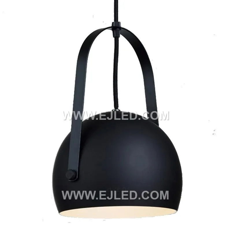 La MK0094 es una lámpara colgante tipo granero de acero negro que presenta una pantalla ancha y redonda y una distintiva banda decorativa alrededor de su perímetro superior. Dirige una luz descendente enfocada, adecuada para entornos rústicos o industriales.