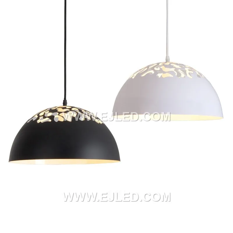 Esta lámpara colgante tipo granero MK0111 presenta una pantalla de cúpula ancha de aluminio con un acabado de acero antiguo, ofreciendo una estética robusta industrial-rústica. Su perfil poco profundo e interior reflectante están diseñados para una iluminación amplia.