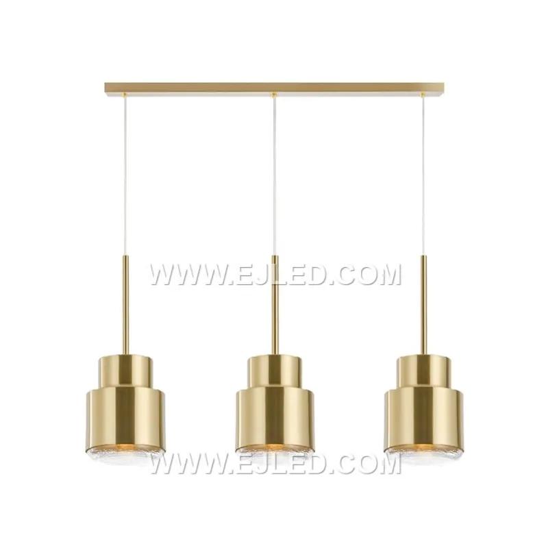 La MK0112 destaca por su pantalla cilíndrica alta y estrecha, elaborada en latón, con un distintivo acabado de latón cepillado. Este diseño de líneas limpias ofrece una luz descendente enfocada, diferenciándola de las lámparas colgantes de cúpula o cono más anchas.