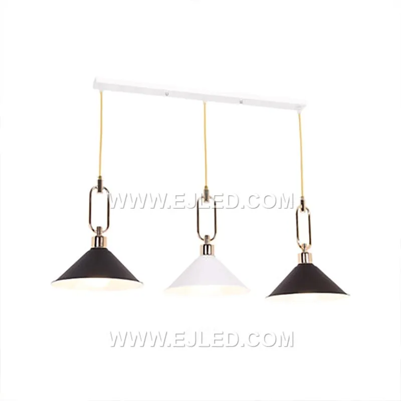 El MK0113 es una lámpara colgante cónica profunda, construida en aluminio con exterior negro mate e interior reflectante. Su luz descendente enfocada la hace adecuada para áreas de trabajo individuales o como disposición agrupada en espacios más grandes.