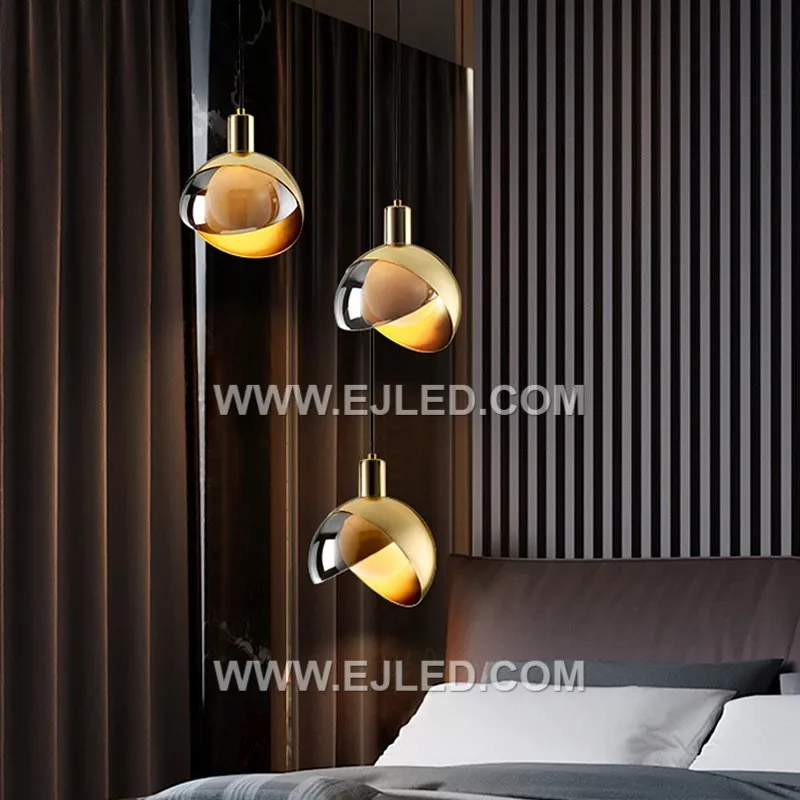 This MK0114 pendant combines a clear, vertically fluted glass shade with brass accents, including a decorative internal bulb cage. The rigid rod suspension creates a refined silhouette, suitable for focused illumination in various interiors. - view 3