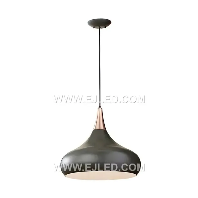 El MK0115 presenta una clásica pantalla de cúpula de aluminio con exterior negro mate e interior blanco reflectante. Esta lámpara colgante simple pero versátil proporciona una amplia iluminación descendente, adaptable a diversos entornos comerciales y residenciales.