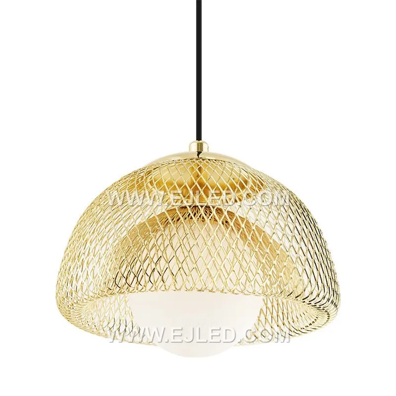 Una distintiva silueta de cúpula define la lámpara colgante MK0117, formada por una jaula abierta de varillas delgadas de latón, acabada en un sutil tono dorado. Su diseño etéreo permite una amplia luz ambiental, convirtiéndola en un punto focal distintivo en interiores modernos o rústicos.