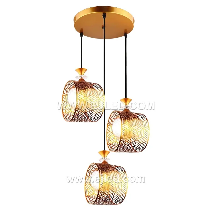 El latón pulido forma el marco estructural de esta lámpara colgante de tres luces BS0001, con pantallas de vidrio cilíndricas transparentes. El marco con acabado dorado rodea cada lámpara, ofreciendo una iluminación difusa pero brillante adecuada para varios interiores.