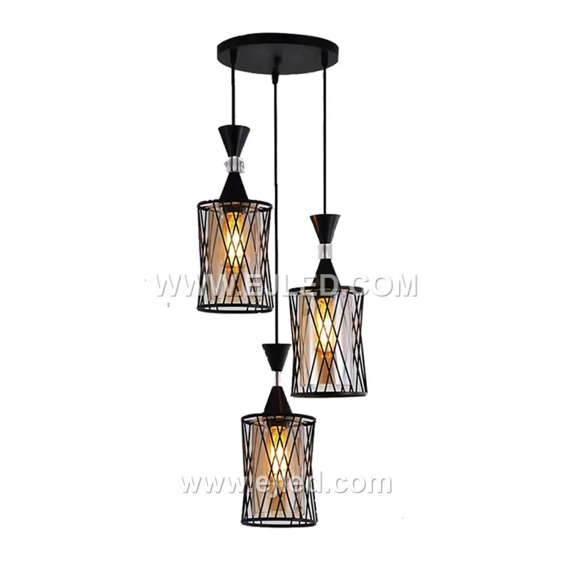 Una lámpara colgante cilíndrica singular presenta una pantalla de cristal transparente coronada por un accesorio de metal negro. Un anillo con acabado dorado contrastante añade un detalle sutil, haciendo que esta luminaria BS0007 sea adecuada para diversos ambientes interiores.