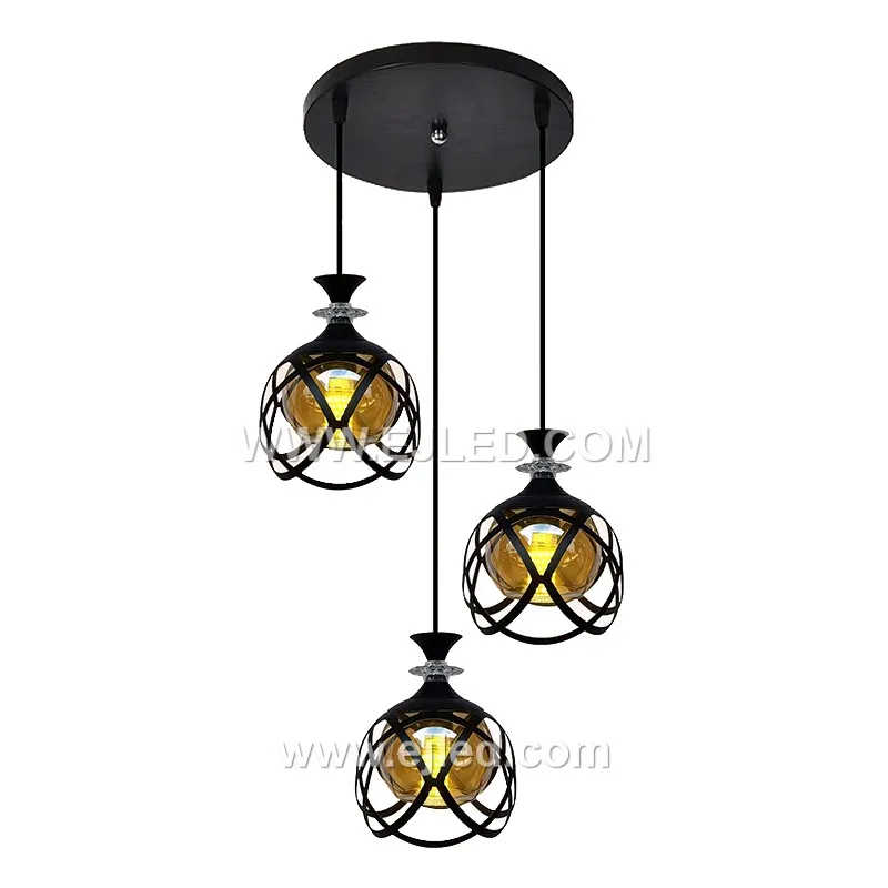 El hierro forma el accesorio superior de esta lámpara colgante esférica BS0013, que presenta una pantalla de globo de cristal transparente. Acabada en negro mate con un anillo dorado contrastante, ofrece una iluminación amplia y ambiental.