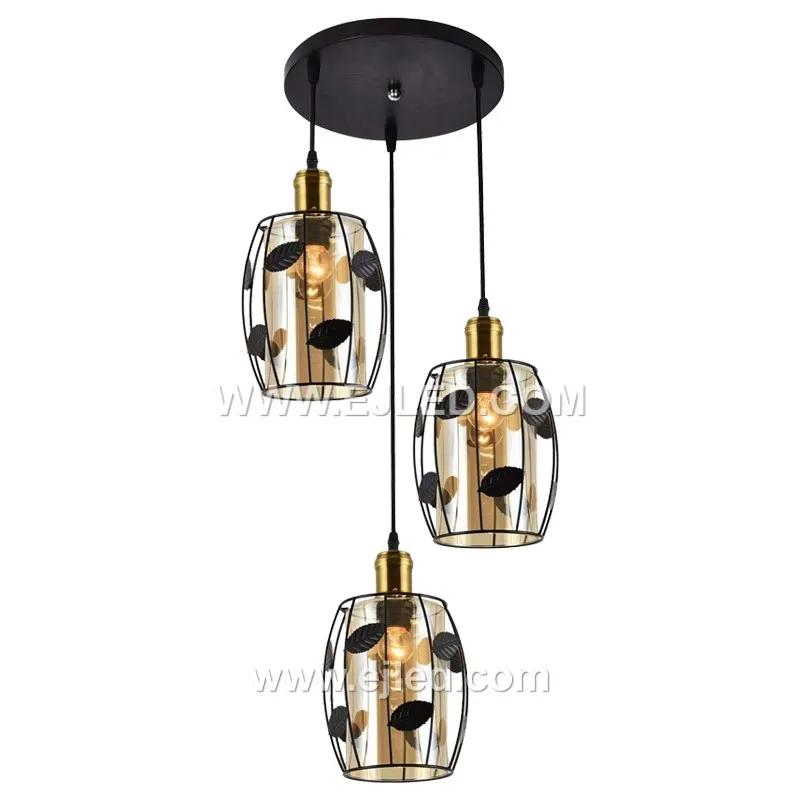 La lámpara colgante BS0023 presenta una pantalla de cristal transparente en forma de tambor encerrada por una jaula de metal negro, creando una luminaria distintiva. Este diseño permite una amplia distribución de la luz mientras protege la bombilla.