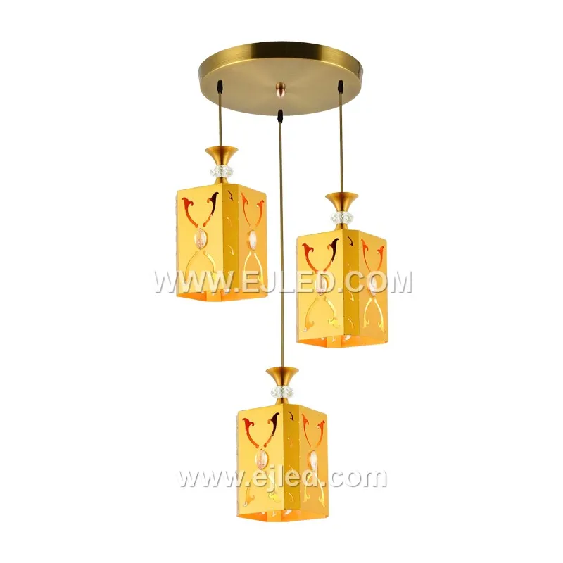 Esta lámpara colgante cuadrada individual presenta una pantalla de cristal transparente rematada con una tapa de latón dorado pulido. Su forma geométrica proporciona un elemento visual distintivo y una iluminación focalizada.