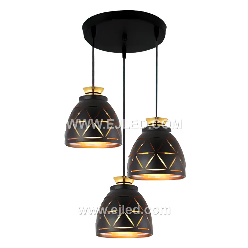 Esta lámpara colgante de tres luces combina pantallas de hierro en forma de cuenco con un exterior negro y un interior dorado contrastante. Cada pantalla abierta dirige la luz hacia abajo, creando una iluminación enfocada. Las lámparas cuelgan a diferentes alturas de un único florón redondo.