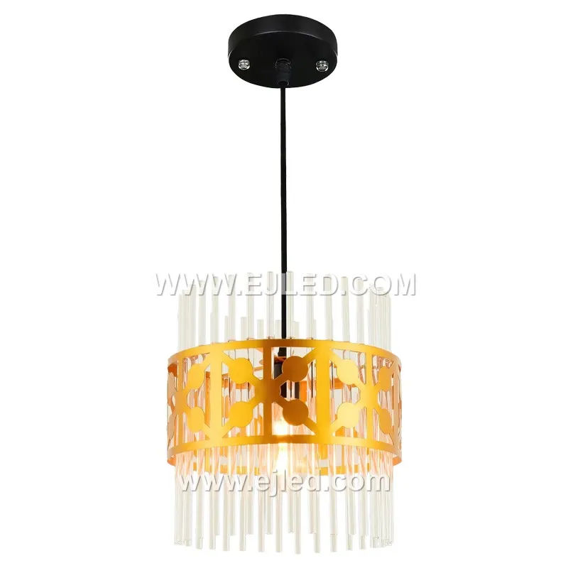 Proporcionando una luz descendente cálida y enfocada, la BS0064 es una lámpara colgante pequeña y cilíndrica con un acabado dorado lustroso. Su pantalla de metal macizo presenta una superficie sutilmente texturizada, diseñada para iluminación directa de tareas o de acento desde una sola lámpara.