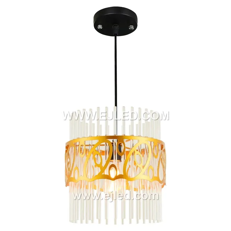 Esta lámpara colgante cilíndrica está diseñada para ofrecer una iluminación clara y directa, mejorando la visibilidad sin deslumbramientos intensos. Su parte superior de metal blanco y su jaula abierta dorada encierran un cilindro interior de vidrio transparente, asegurando una distribución eficiente de la luz desde una sola lámpara.