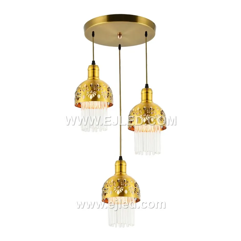 Esta lámpara colgante de cuenco individual proporciona un amplio baño de luz hacia abajo, adecuada para iluminar mesas de comedor o islas de cocina. Fabricada en latón con un acabado dorado, su pantalla ancha y abierta dirige eficientemente la luz de una lámpara.