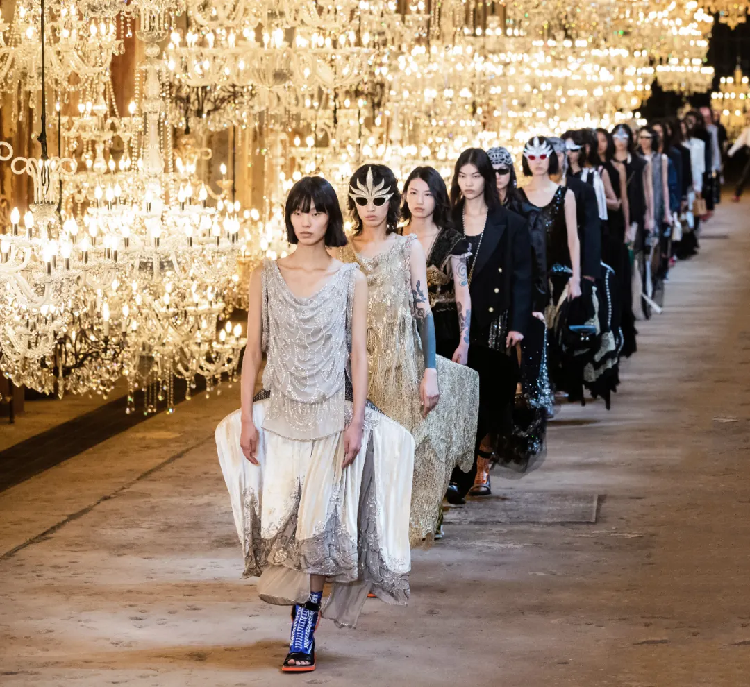 1200 crystal lights light up LV show! Lighting enterprises are exhausted sense of existence!