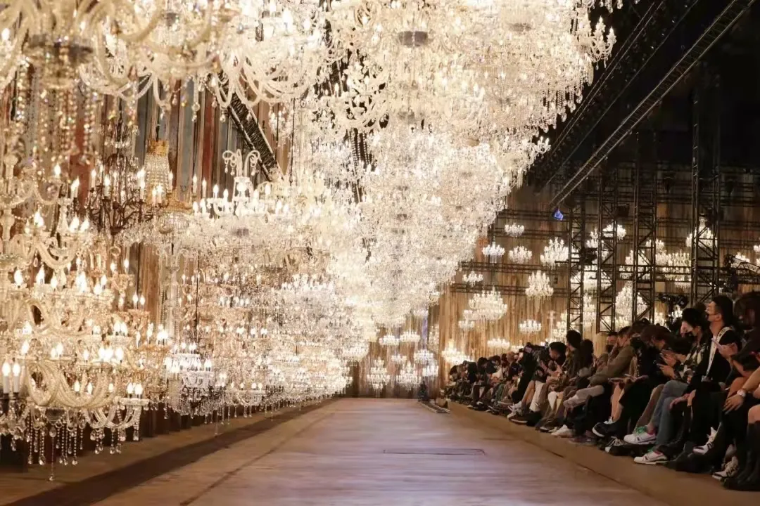 1200 crystal lights light up LV show! Lighting enterprises are exhausted sense of existence!