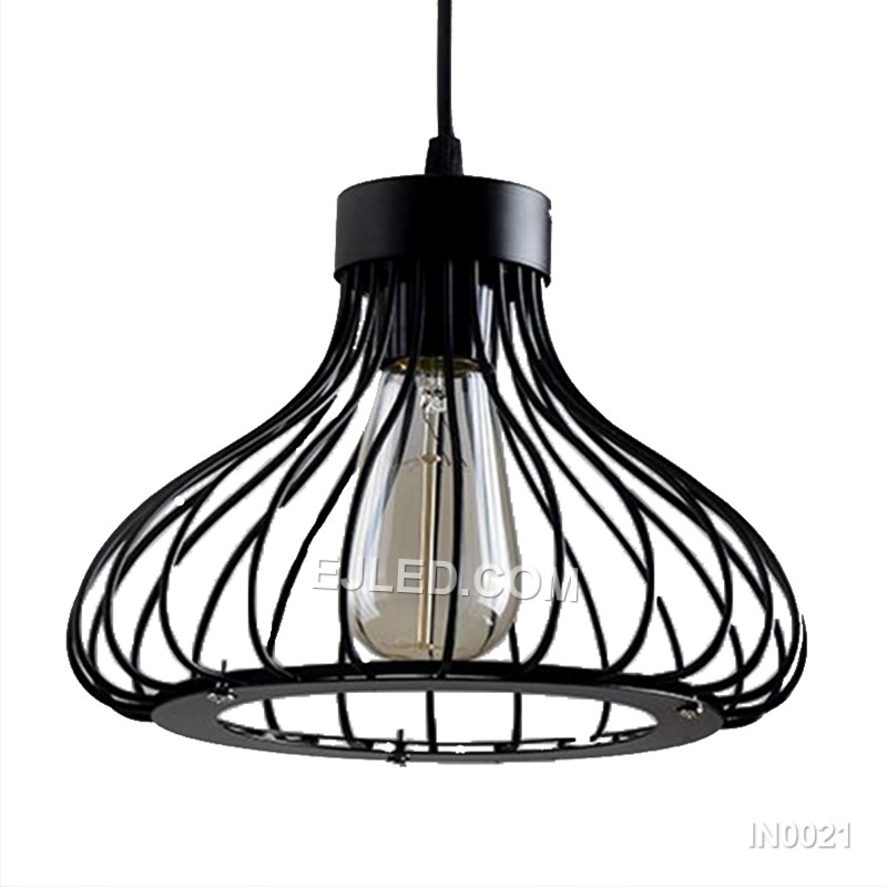 The IN0021 pendant light’s open, petal-like iron cage design allows for broad, unimpeded light distribution. Its black finish frames a single lamp, making it ideal for showcasing decorative bulbs while providing generous ambient light.