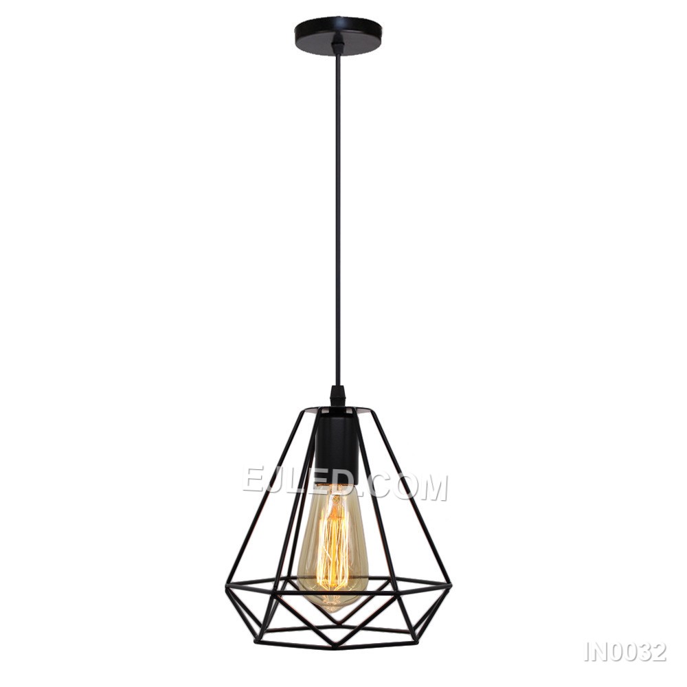 Iron rods form the open diamond cage of the IN0032 pendant light, designed to fully expose the bulb. This structure casts intriguing shadows, offering ambient illumination without obstructing light, making it suitable for exposed filament lamps.
