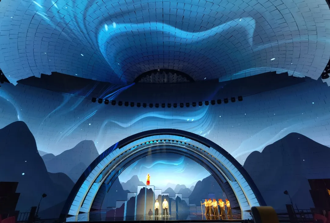 What cool technologies are used in the behind-the-scenes lighting design of "2022 Spring Festival Gala"