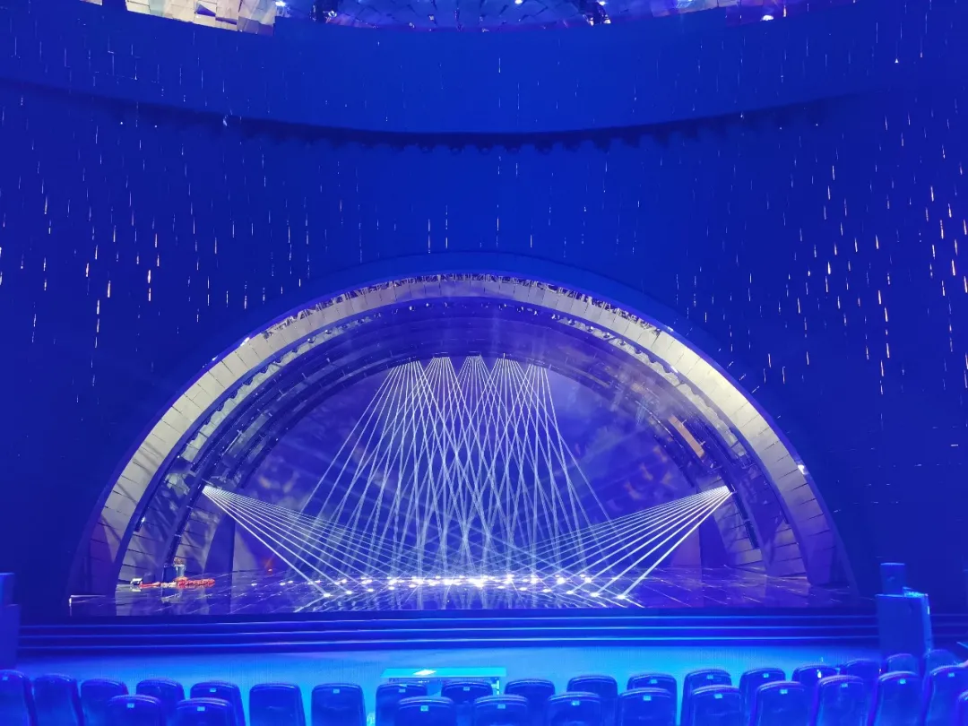What cool technologies are used in the behind-the-scenes lighting design of "2022 Spring Festival Gala"