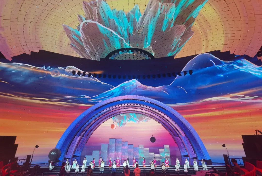 What cool technologies are used in the behind-the-scenes lighting design of "2022 Spring Festival Gala"
