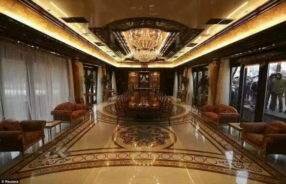 The Ukrainian President was exposed to luxury and sickness. The chandelier in the mansion was worth 200 million