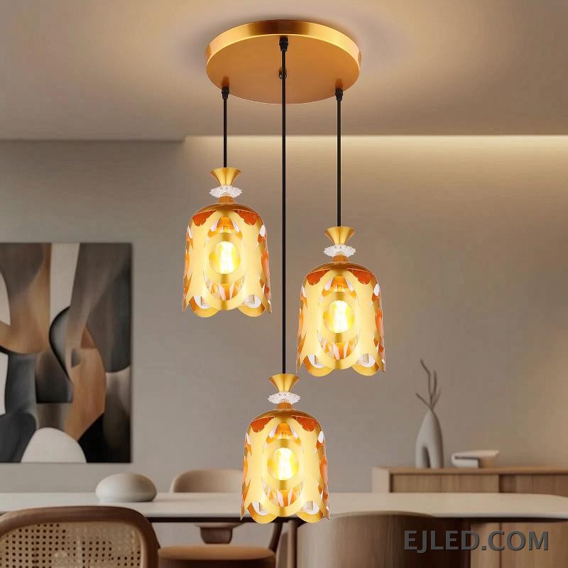 Una distintiva lámpara colgante en forma de campana, la BS0006 presenta una pantalla de metal sólido con acabado dorado pulido. Esta luminaria dirige la iluminación hacia abajo desde una sola lámpara, haciéndola adecuada para iluminación de tareas enfocada o un brillo ambiental en espacios contemporáneos. - view 2