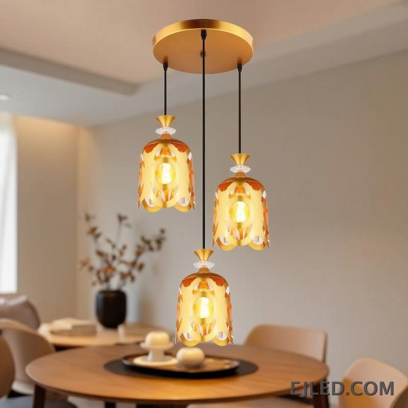 Una distintiva lámpara colgante en forma de campana, la BS0006 presenta una pantalla de metal sólido con acabado dorado pulido. Esta luminaria dirige la iluminación hacia abajo desde una sola lámpara, haciéndola adecuada para iluminación de tareas enfocada o un brillo ambiental en espacios contemporáneos. - view 3