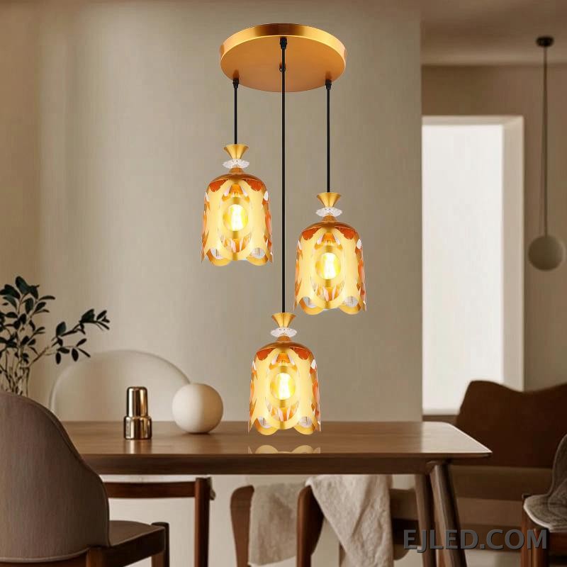 Una distintiva lámpara colgante en forma de campana, la BS0006 presenta una pantalla de metal sólido con acabado dorado pulido. Esta luminaria dirige la iluminación hacia abajo desde una sola lámpara, haciéndola adecuada para iluminación de tareas enfocada o un brillo ambiental en espacios contemporáneos. - view 4