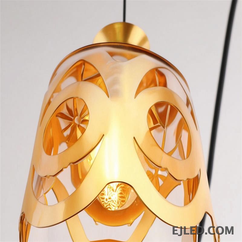 Una distintiva lámpara colgante en forma de campana, la BS0006 presenta una pantalla de metal sólido con acabado dorado pulido. Esta luminaria dirige la iluminación hacia abajo desde una sola lámpara, haciéndola adecuada para iluminación de tareas enfocada o un brillo ambiental en espacios contemporáneos. - view 5