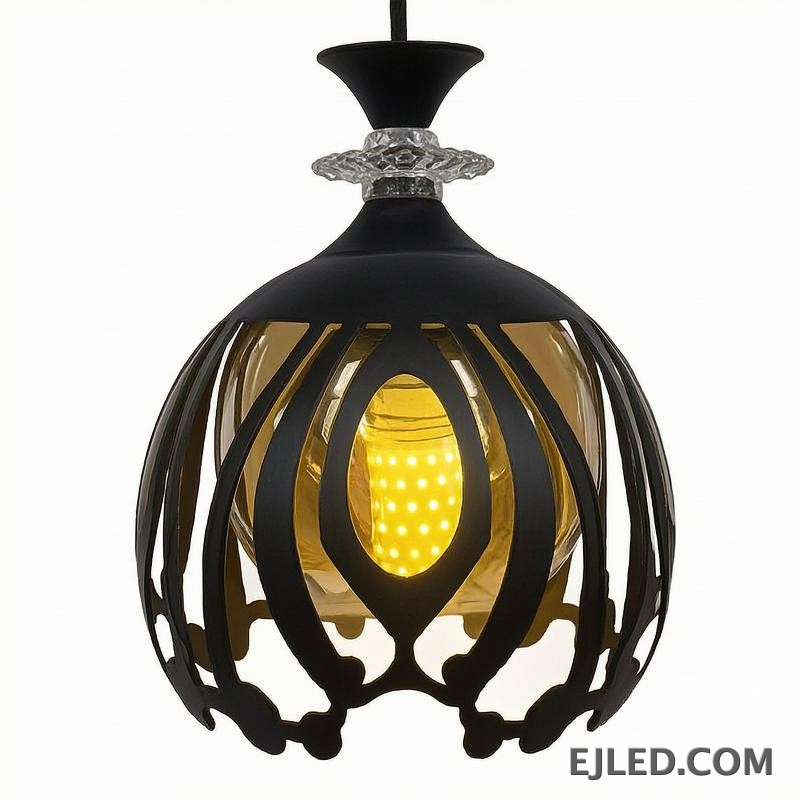 Esta lámpara colgante BS0012 cuenta con tres luces de hierro negro, cada una con una pantalla de jaula calada redonda que revela una luz interior dorada, rematada con un acento facetado transparente. - view 6