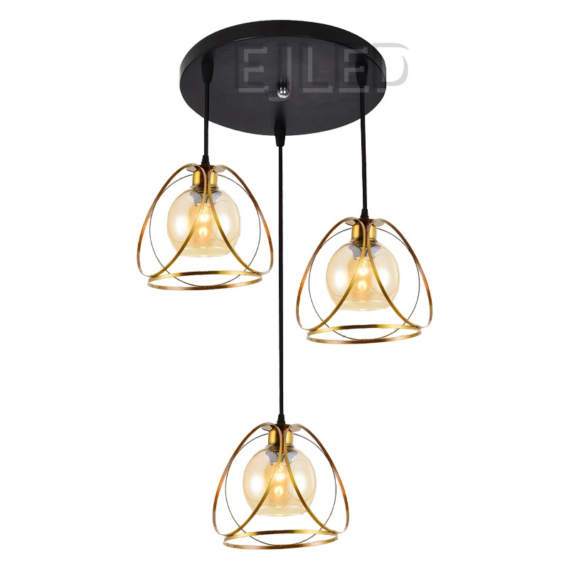 Esta lámpara colgante de tres luces presenta estructuras abiertas de alambre de latón, globos de cristal ámbar y una placa de techo redonda negra.