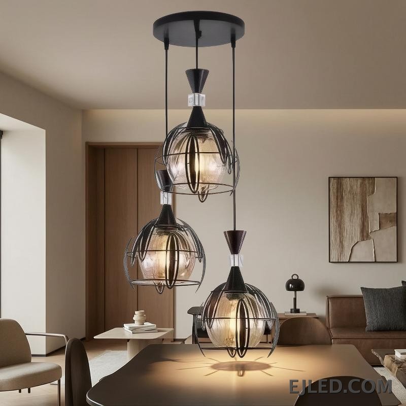 Una pantalla de vidrio esférica transparente define esta lámpara colgante, rematada por un elemento de hierro con acabado oscuro. Aloja una sola lámpara, ofreciendo iluminación ambiental amplia, ideal para interiores contemporáneos y de transición. - view 2