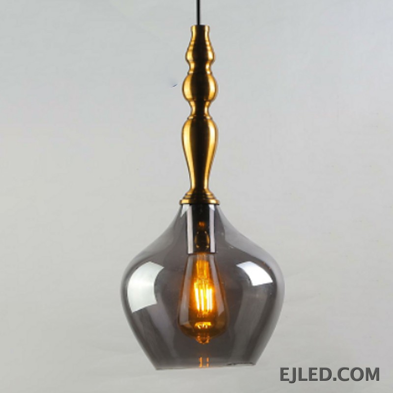 Una lámpara colgante de cristal, la GL0006 presenta una pantalla esférica transparente suspendida de un accesorio de latón. Su diseño abierto permite una amplia distribución de la luz, haciéndola adecuada para iluminación general o para resaltar áreas específicas con una bombilla expuesta. - view 2