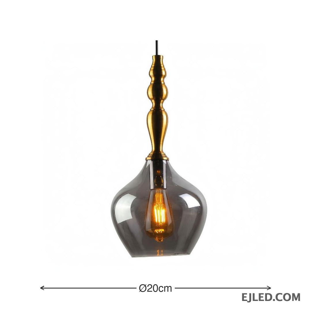 Una lámpara colgante de cristal, la GL0006 presenta una pantalla esférica transparente suspendida de un accesorio de latón. Su diseño abierto permite una amplia distribución de la luz, haciéndola adecuada para iluminación general o para resaltar áreas específicas con una bombilla expuesta. - view 3