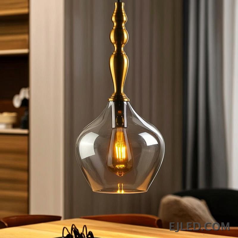 Una lámpara colgante de cristal, la GL0006 presenta una pantalla esférica transparente suspendida de un accesorio de latón. Su diseño abierto permite una amplia distribución de la luz, haciéndola adecuada para iluminación general o para resaltar áreas específicas con una bombilla expuesta. - view 4
