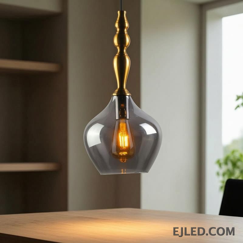 Una lámpara colgante de cristal, la GL0006 presenta una pantalla esférica transparente suspendida de un accesorio de latón. Su diseño abierto permite una amplia distribución de la luz, haciéndola adecuada para iluminación general o para resaltar áreas específicas con una bombilla expuesta. - view 6