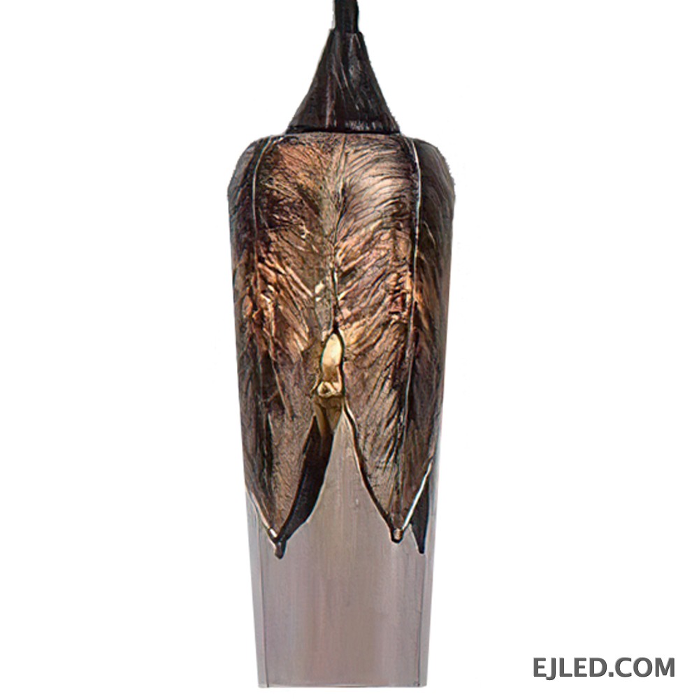 Esta colección incluye cuatro estilos distintos de lámparas colgantes de vidrio, cada una con acabado ahumado y llamativos adornos metálicos tipo pluma. Las piezas ofrecen formas variadas, desde campana hasta alargadas, brindando diversas opciones estéticas. - view 2