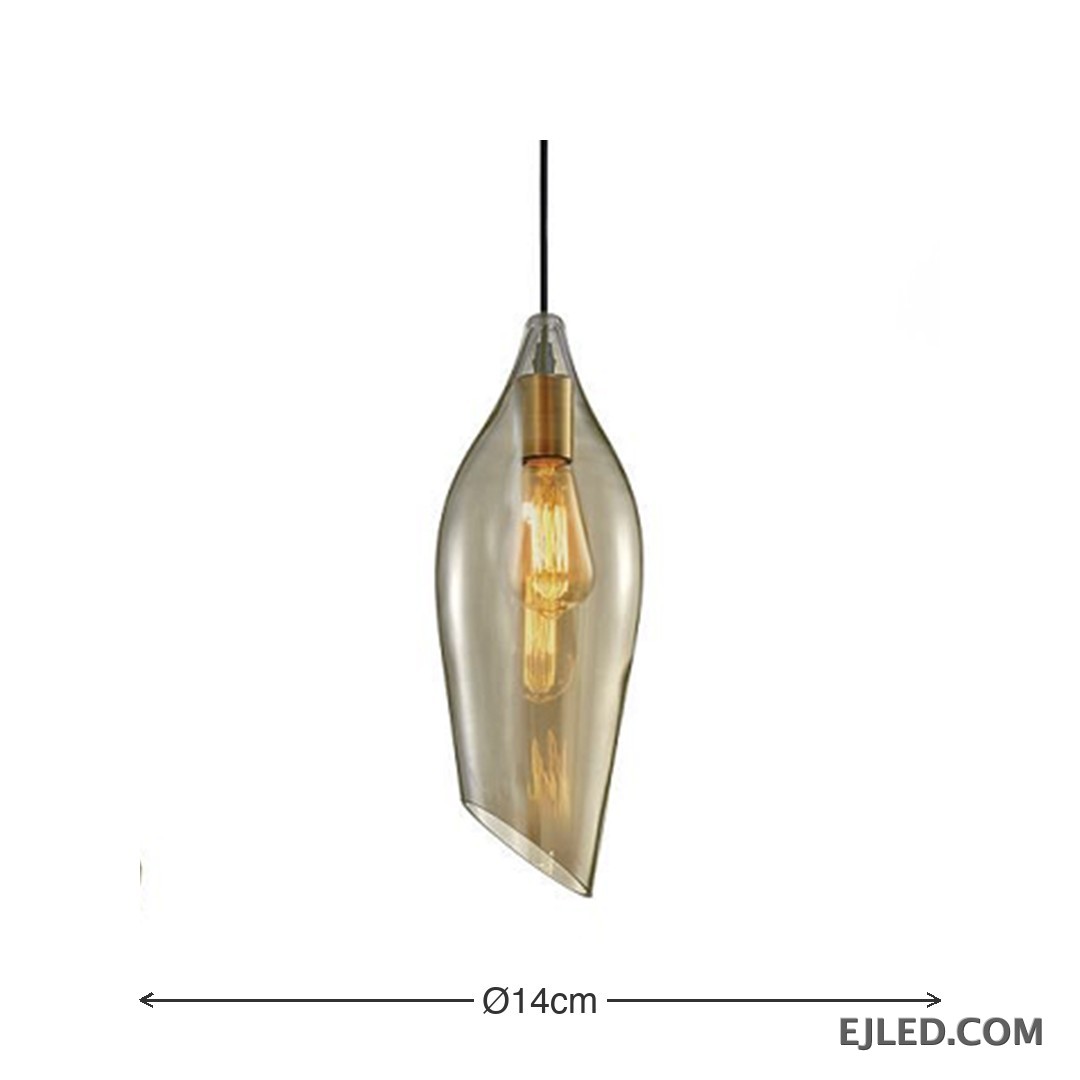 Esta lámpara colgante de cristal presenta una pantalla única asimétrica en forma de hoja con un tono ámbar cálido, que aloja una sola lámpara visible con portalámparas en tono latón. Cuelga de un cable negro sencillo y ofrece una base abierta para la difusión de la luz. - view 2