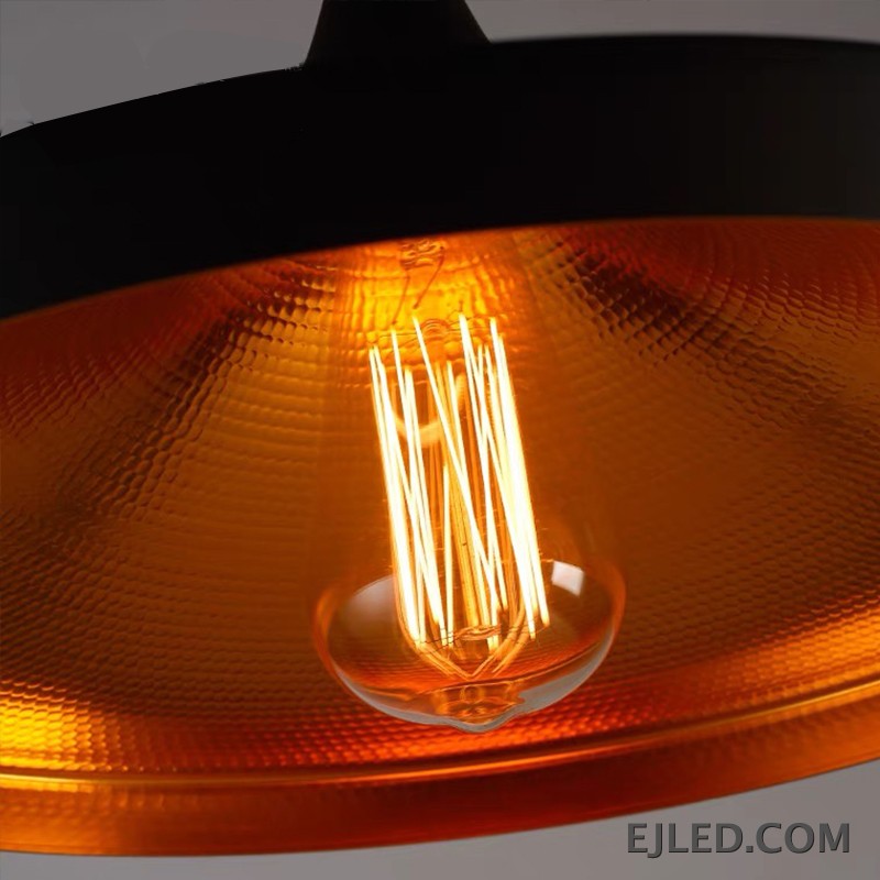Con una profunda pantalla de cúpula de acero, la lámpara colgante tipo granero MK0002 ofrece iluminación hacia abajo. Sus superficies exterior e interior están acabadas en blanco mate, suspendida por un cable y florón blancos a juego. - view 2