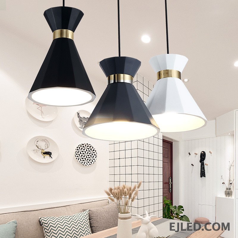 Esta luminaria incluye tres lámparas colgantes de aluminio facetado en negro, gris y blanco, cada una con una banda de color dorado. Cuelgan de una canaleta lineal negra y proporcionan luz directa hacia abajo a través de sus pantallas de cono abierto. - view 5
