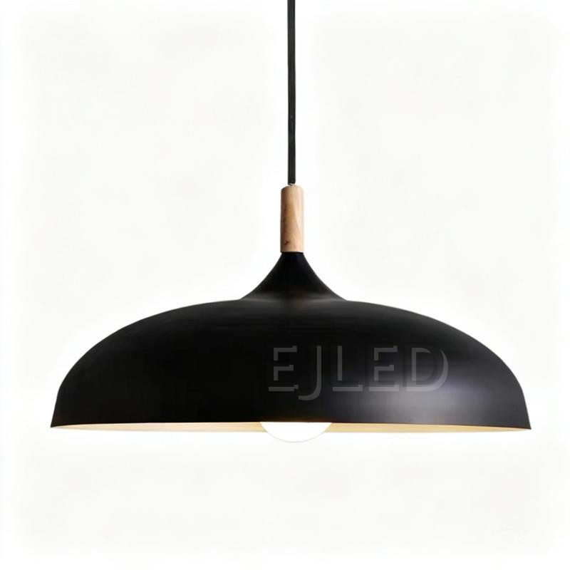 Esta elegante lámpara colgante de metal negro con forma de cúpula presenta un acabado mate liso y un elemento de madera natural en la parte superior, con una bombilla expuesta. Ofrece luz directa hacia abajo.