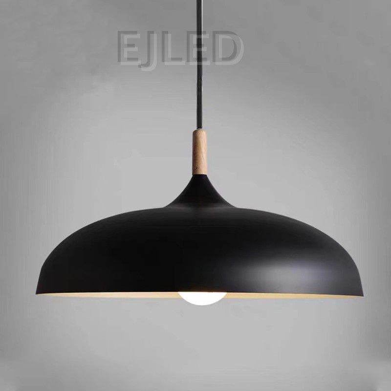Esta elegante lámpara colgante de metal negro con forma de cúpula presenta un acabado mate liso y un elemento de madera natural en la parte superior, con una bombilla expuesta. Ofrece luz directa hacia abajo. - view 2