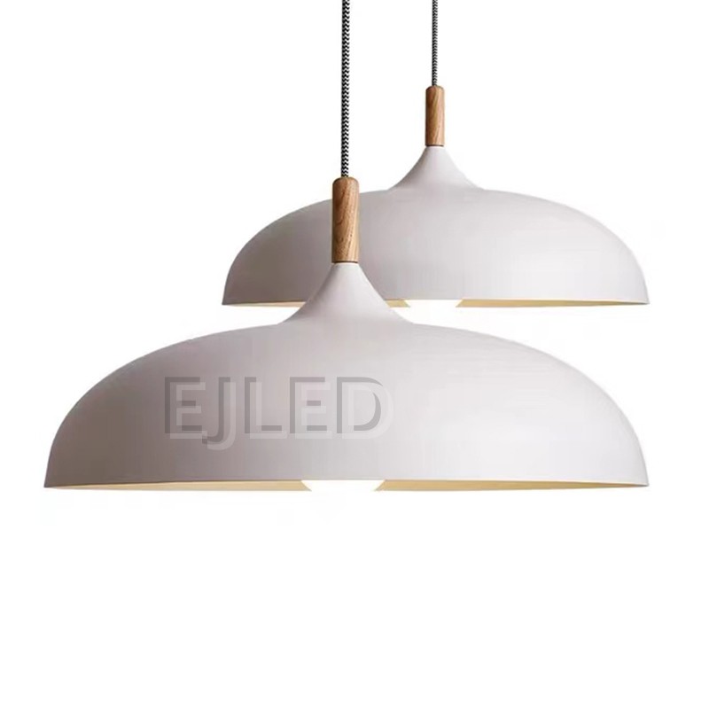 Esta elegante lámpara colgante de metal negro con forma de cúpula presenta un acabado mate liso y un elemento de madera natural en la parte superior, con una bombilla expuesta. Ofrece luz directa hacia abajo. - view 3