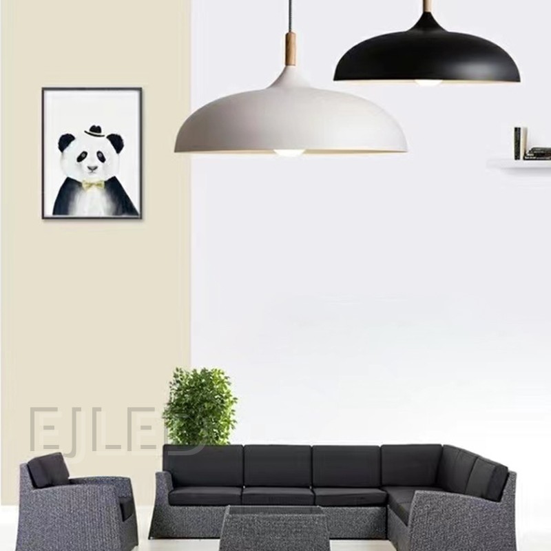 Esta elegante lámpara colgante de metal negro con forma de cúpula presenta un acabado mate liso y un elemento de madera natural en la parte superior, con una bombilla expuesta. Ofrece luz directa hacia abajo. - view 4